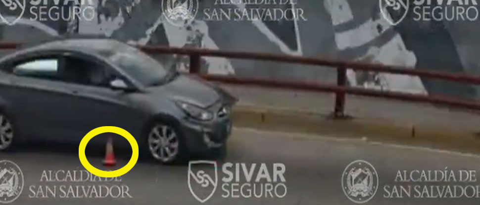 Conductor ignora «conito» y se estrella contra carro varado en paso a desnivel de la 49 avenida
