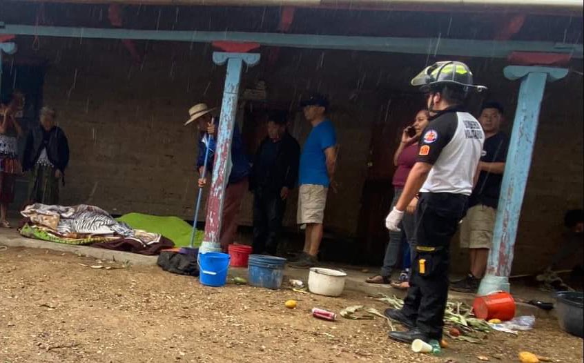 Dos adultos mayores fallecen soterrados en Guatemala por intensas lluvias