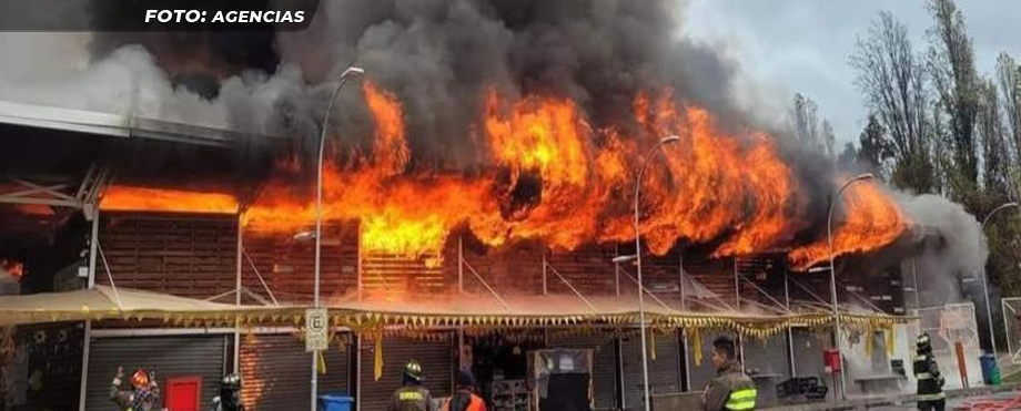 Chile: Voraz incendio acaba con más de 20 locales comerciales en central de abastos