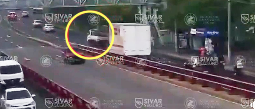 Captan momento justo del accidente que se registró esta mañana en la 49 avenida Sur, en San Salvador