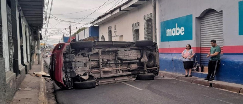 Carro vuelca y obstruye totalmente calle en el centro de San Miguel