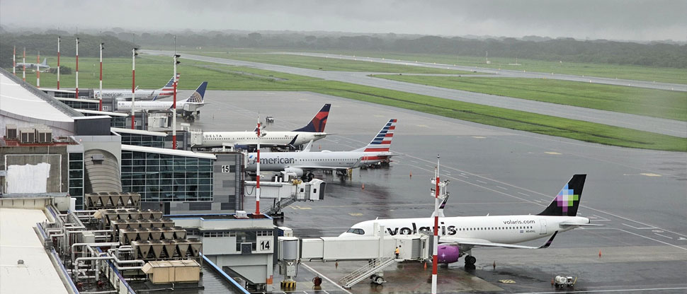 Aeropuerto de El Salvador recibe vuelos de otros países que no pueden aterrizar por el clima