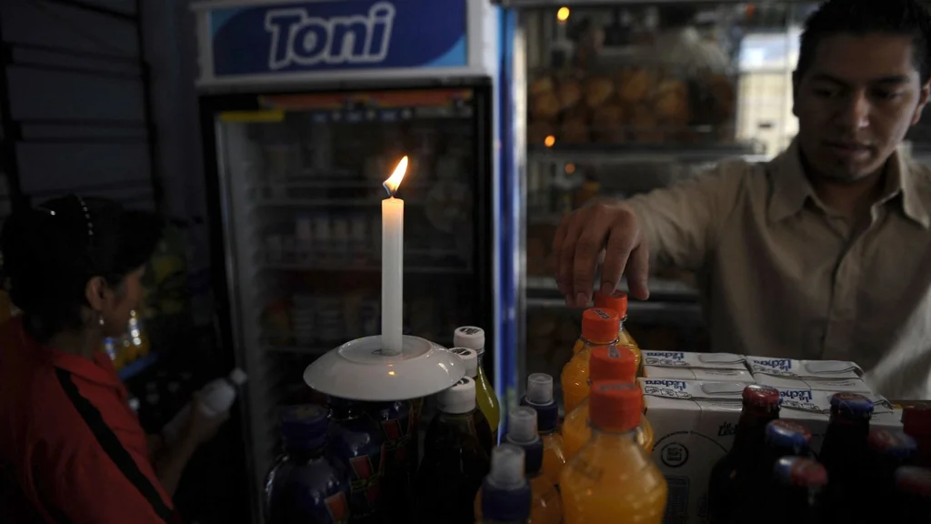 ECUADOR: Falla en sistema de transmisión de energía deja a todo el país sin luz