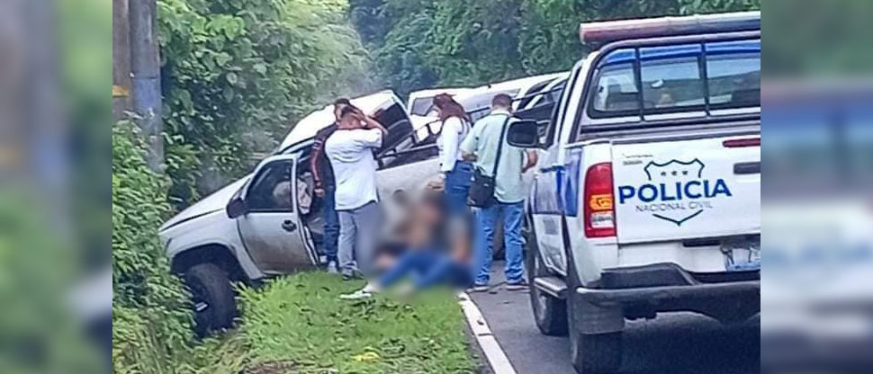 Dos lesionados tras accidentarse vehículo de empresa funeraria en Ahuachapán