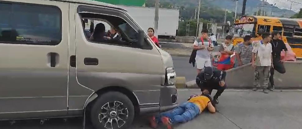 Conductor de microbús atropella a dos mujeres en bulevar del Ejército ...
