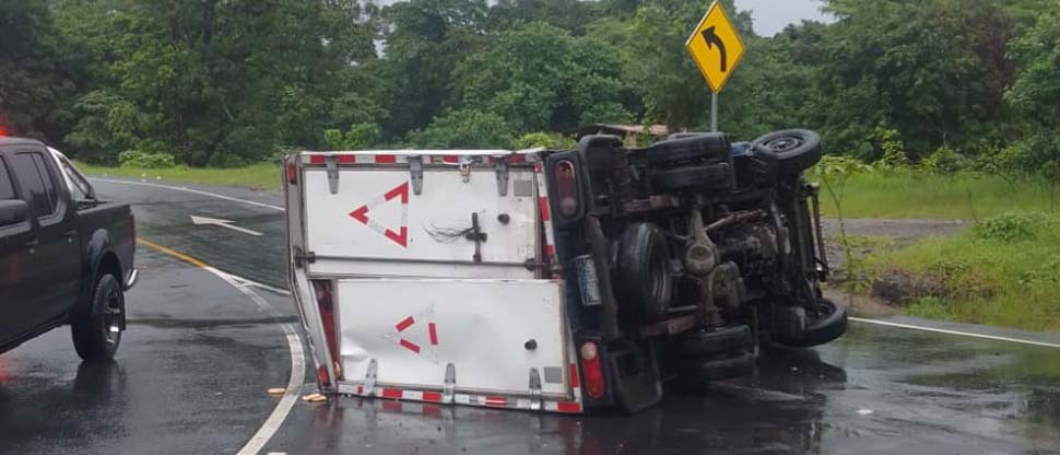 Conductor pierde el control y termina volcado en carretera del Litoral
