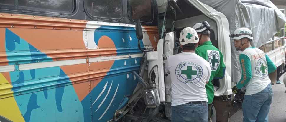 Fuerte choque entre camión y bus deja dos lesionados en carretera a Comalapa