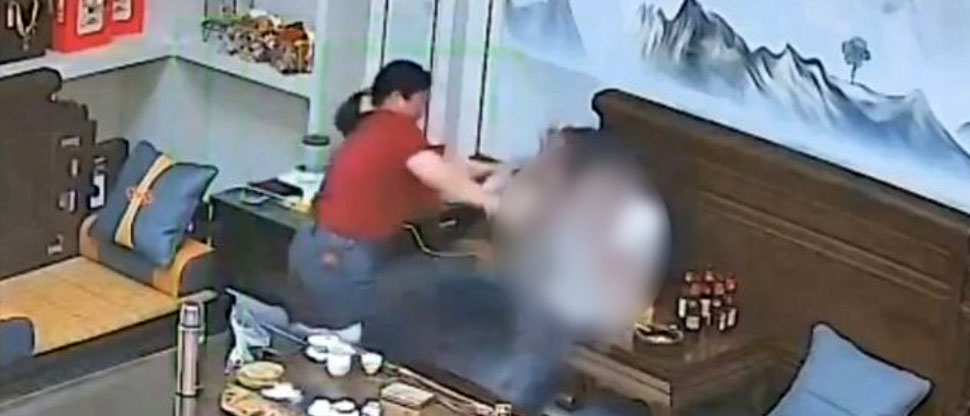 Tras acalorada discusión, mujer echa agua hirviendo a su esposo