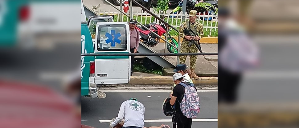 Mujer es atropellada al intentar cruzar la calle debajo de una pasarela