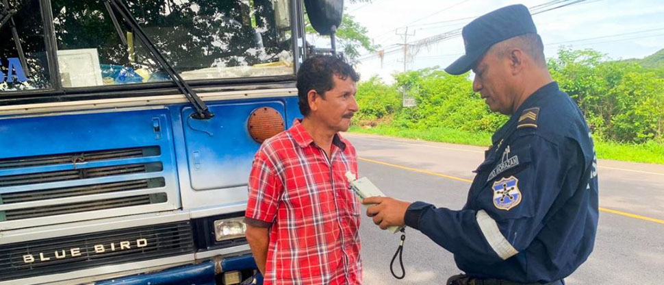 Motorista de transporte colectivo de Morazán es capturado por manejar con 523° de alcohol