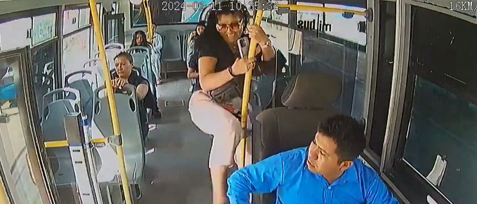 México: Mujer explota contra conductor de autobús por manejar a excesiva velocidad