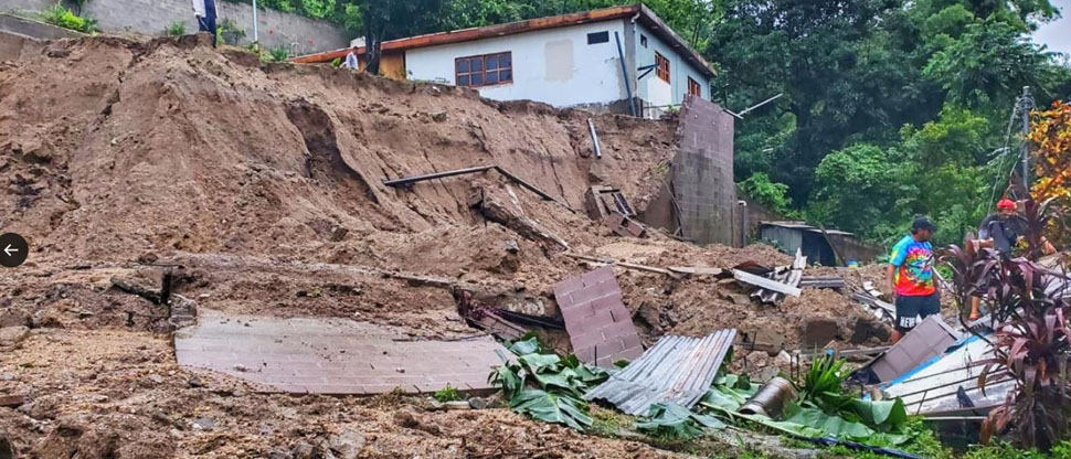 Familia se salva de milagro tras sufrir un derrumbe en su vivienda en Santiago Texacuangos