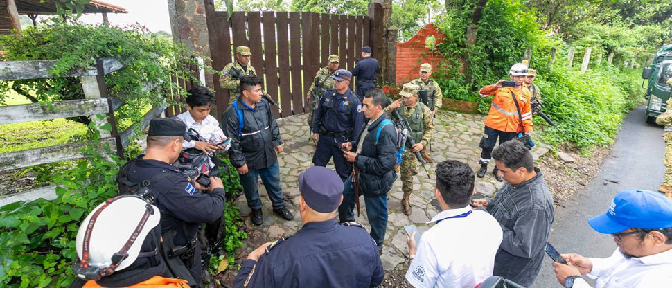 Rescatan a dos censistas que se extraviaron en zona de difícil acceso en las faldas del volcán de Santa Ana