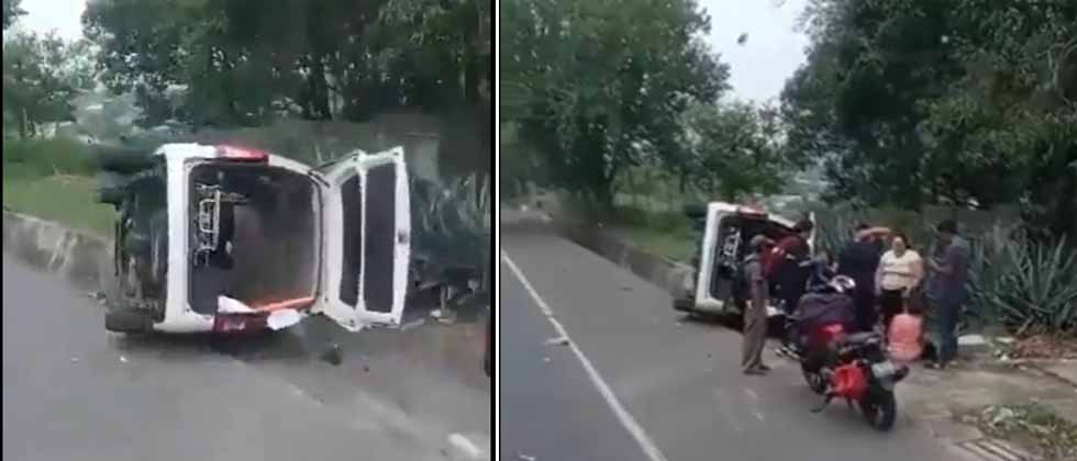 Ambulancia volcada tras ser impactada por otro vehículo en la Troncal del Norte