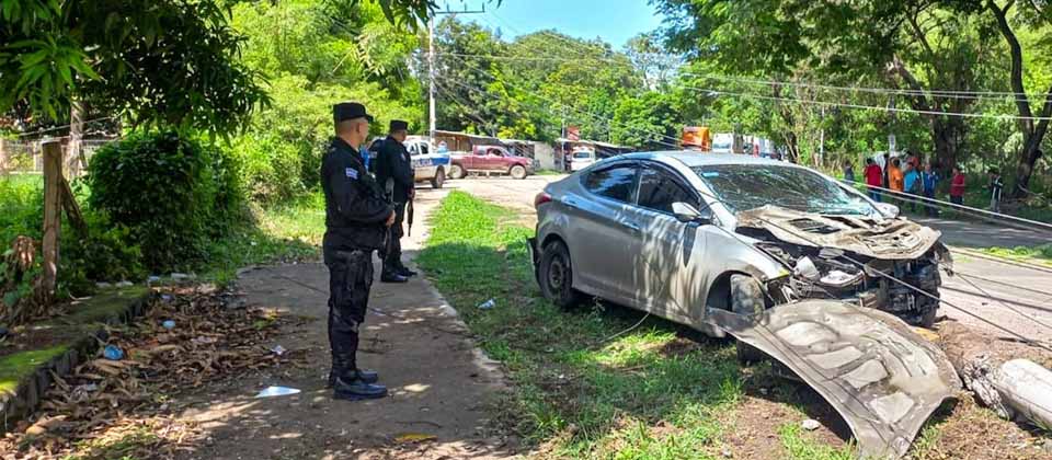 Conductor fallece tras perder el control e impactar contra un poste