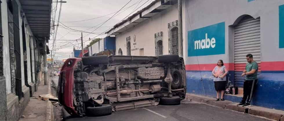 Vehículo volcado tras fuerte choque en San Miguel