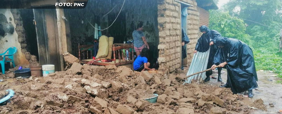Evacuan a familia que se encontraba en peligro en una vivienda de Ahuachapán