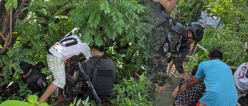 Militares auxilian a hombre que desde un puente cayó a un barranco en La Unión
