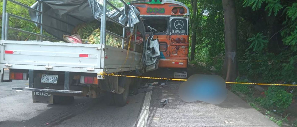 Un hombre fallecido y 4 lesionados en accidente entre camión y Bus en carretera a Comalapa