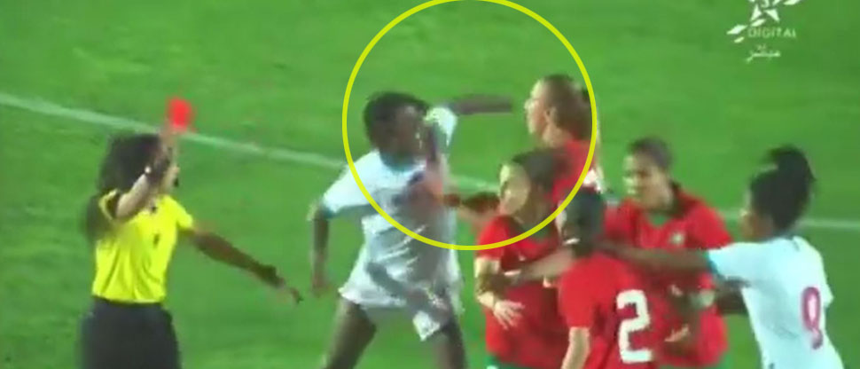 Deportes: Jugadora de fútbol de El Congo noquea a rival tras ser expulsada