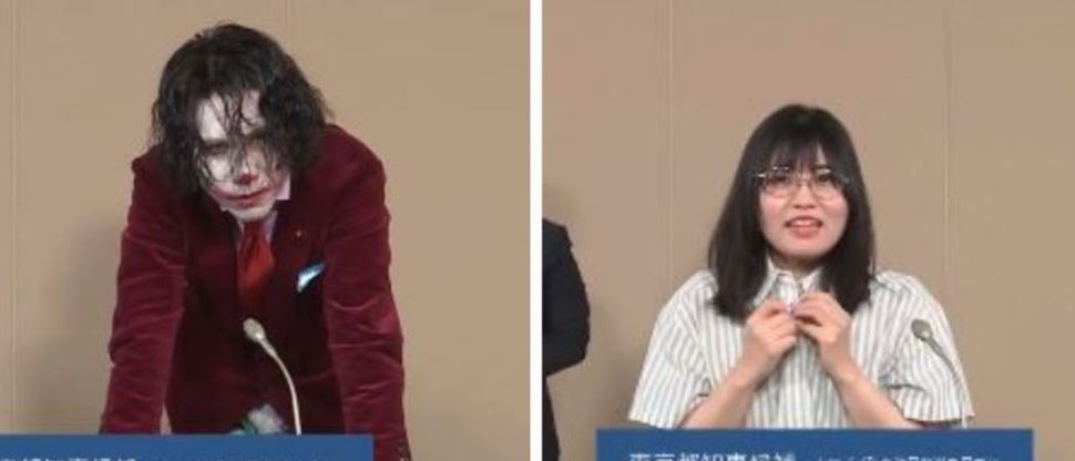 Candidato a gobernador de Tokio imita al Joker en pleno debate y otra se quitó la ropa