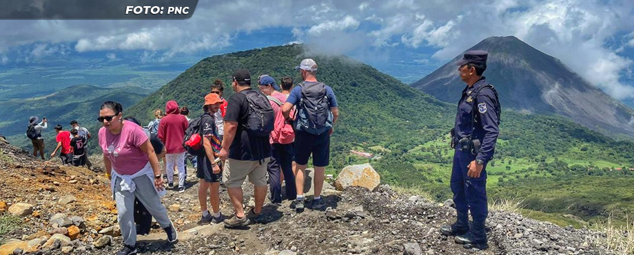 Turistas nacionales y extranjeros visitan el volcán Ilamatepec bajo un clima de seguridad