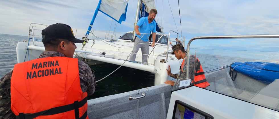 Auxilian a personas que estaban a la deriva en una velero en San Diego