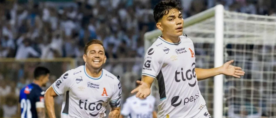 Leonardo Menjívar seguirá 6 meses más con Alianza