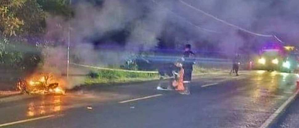 Motociclista fallece tras impactar contra un vehículo e incendiarse su moto en Ilobasco