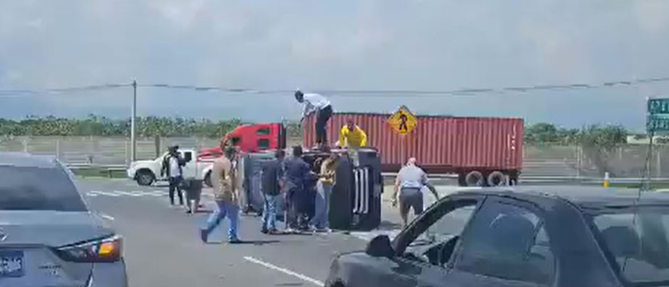 Conductor y pasajeros salen ilesos tras volcar microbús en cercanías del periférico Claudia Lars