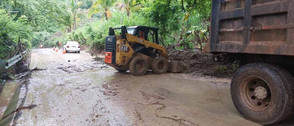 Personal del MOP retira escombros que bloqueaban carretera Nueva Trinidad-Arcatao, en Chalatenango