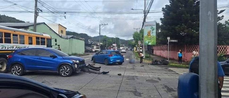Conductor irrespeta señal de alto y provoca fuerte choque en Santa Tecla