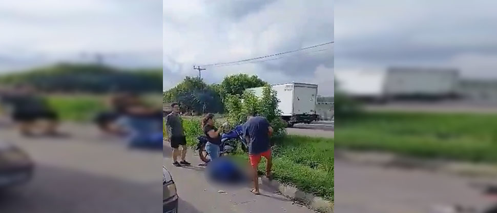 Motociclista queda sobre el pavimento tras accidentarse en carretera de Oro