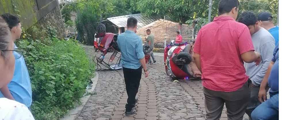 Dos mototaxis vuelcan dejando a varias personas lesionadas en San Miguel