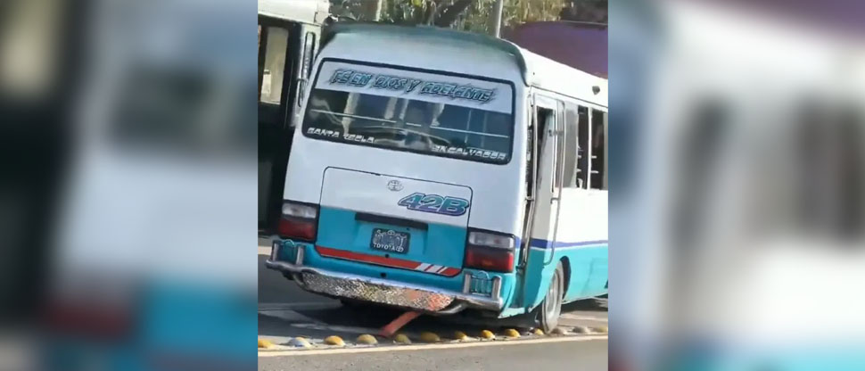 Multan a microbusero de la ruta 42B con más de 150 dólares