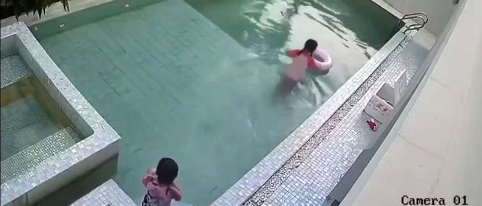Hermanitas pierden la vida en la piscina de su casa, mientras sus padres se hacían fotos