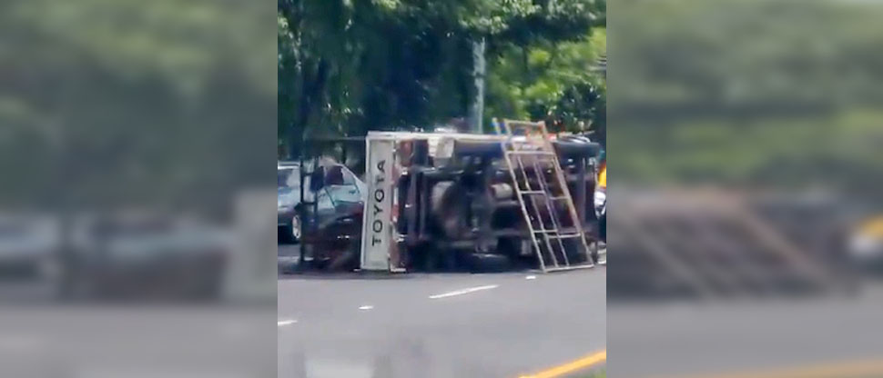Reportan tráfico pesado por vuelco de camión sobre la 49 Avenida Sur, San Salvador