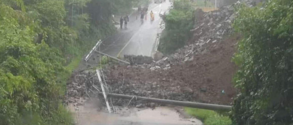 Paso cerrado en calle principal que conecta San Luis de la Reina hacia Ciudad Barrios y Sesori por derrumbe