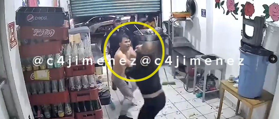 México: Mujer hiere a su pareja con un cuchillo frente a unos policías y es arrestada
