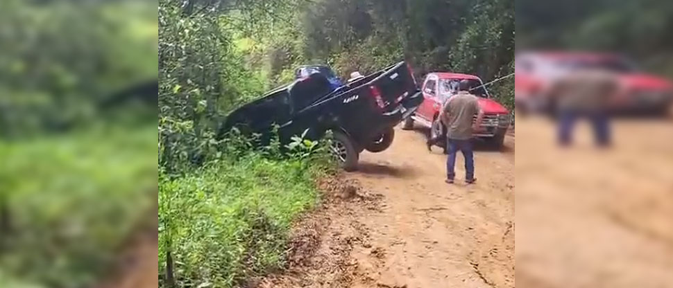 Conductor de pick up pierde el control y casi cae al fondo de un barranco en Chalatenango