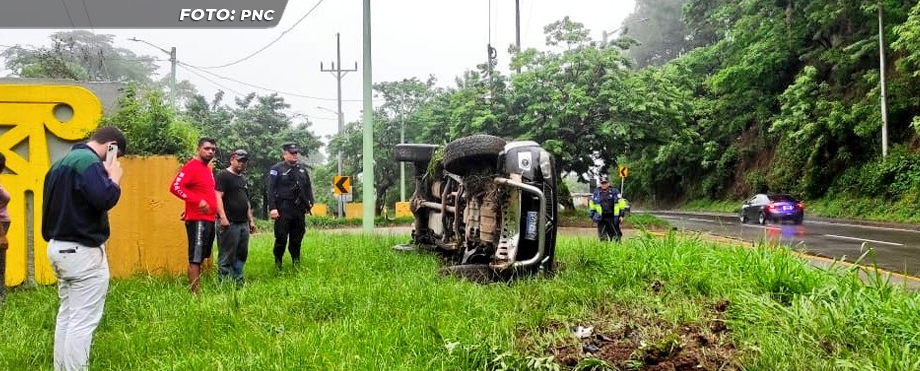 Conductor de pickup pierde el control y vuelca en autopista a Comalapa ...