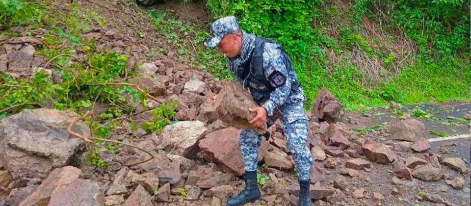 Policías de élite retiran obstáculos en la carretera Troncal del Norte