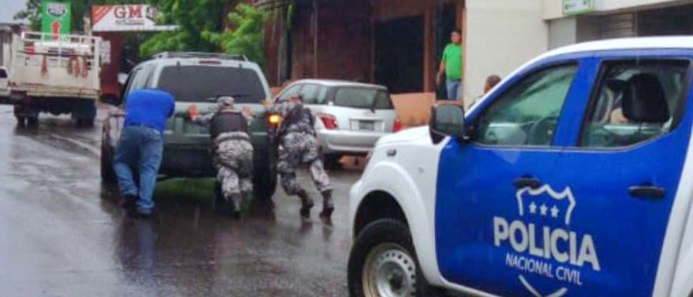 Policías de Fuerzas Especiales ayudan a conductor que le falló su automóvil