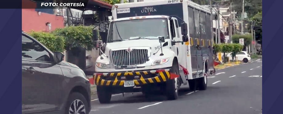 Conductor de camión repartidor pagará más de $125 por circular en sentido contrario