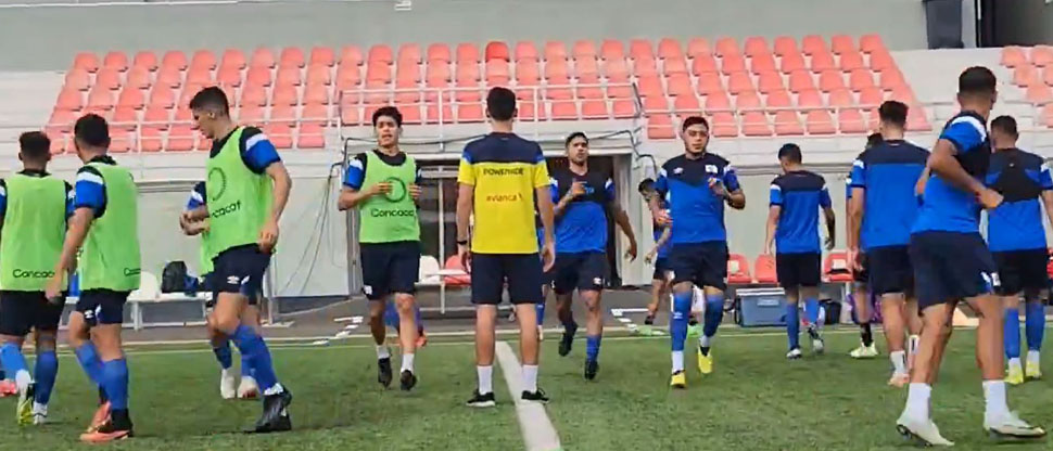 Jugadores de la selecta entrenaron en el Dr.Jr. Esseo Stadium en Surinam, para su compromiso ante San Vicente y Las Granadinas