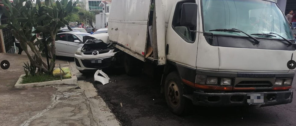 Esta fue la causa que ocasionó accidente de camión con tres vehículos en Santa Elena