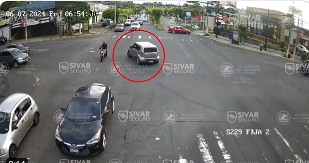 Pillan a conductor irresponsable tratando de hacer cruce indebido en San Salvador