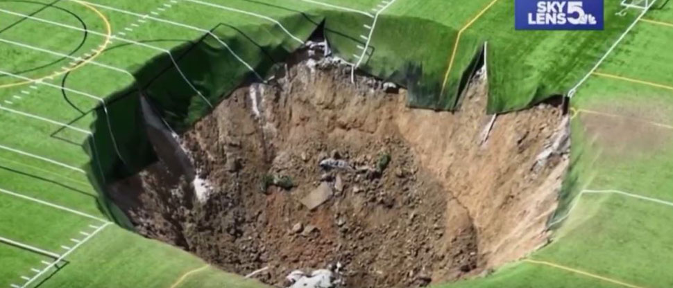 E.E.U.U. Socavón se traga buena parte de terrenos de canchas de fútbol