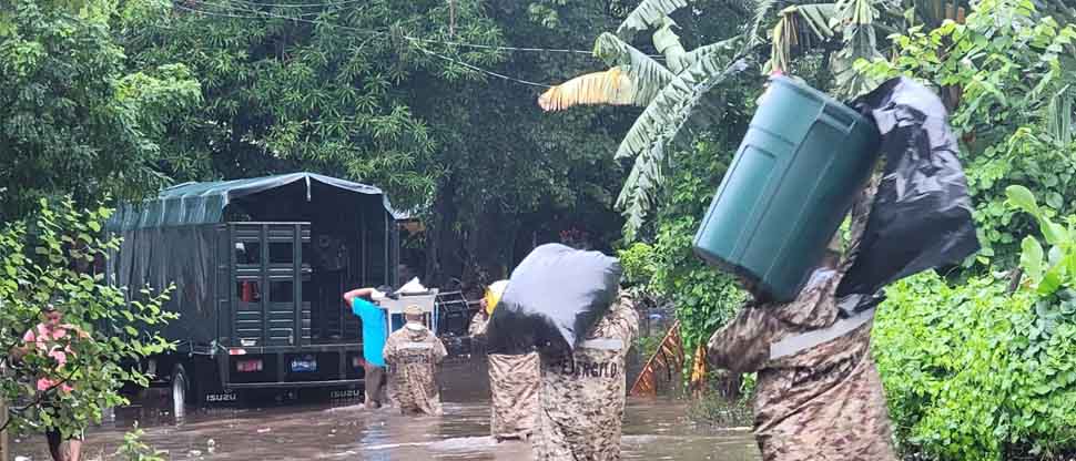 Soldados apoyan a trasladar pertenencias de salvadoreños a lugares seguros