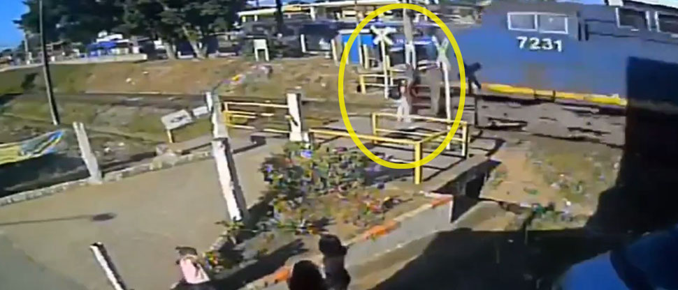 Brasil: Mujer camina con sus audífonos a todo volumen y es embestida por tren al no escuchar la locomotora